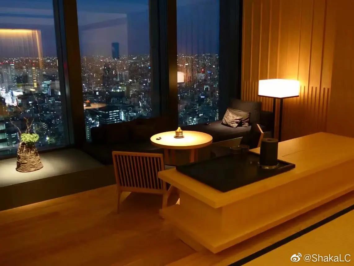 网友东京酒店偶遇巩俐夫妇吃早餐 该处一晚住宿费高达1.5万元