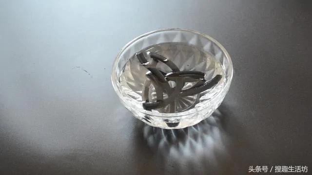 蚊香放在水里泡一泡 没想到作用这么大 解决了家家户户的困扰