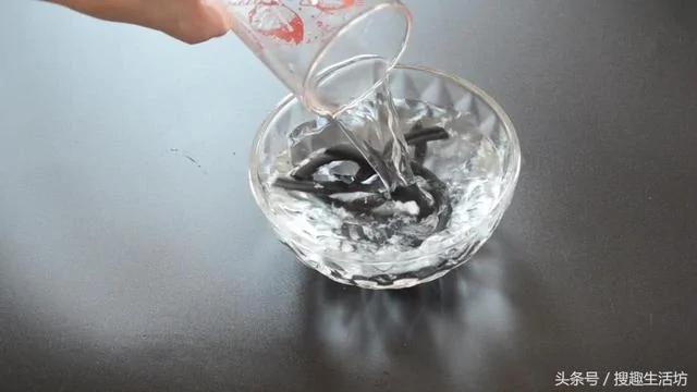 蚊香放在水里泡一泡 没想到作用这么大 解决了家家户户的困扰