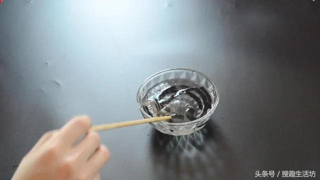 蚊香放在水里泡一泡 没想到作用这么大 解决了家家户户的困扰