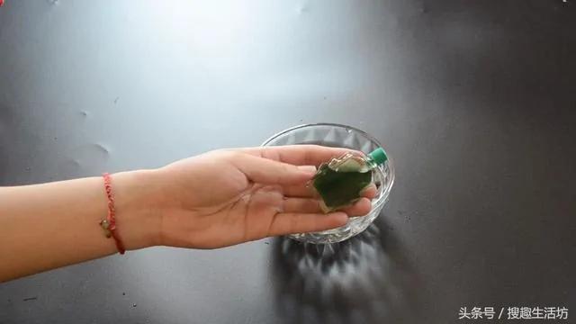 蚊香放在水里泡一泡 没想到作用这么大 解决了家家户户的困扰