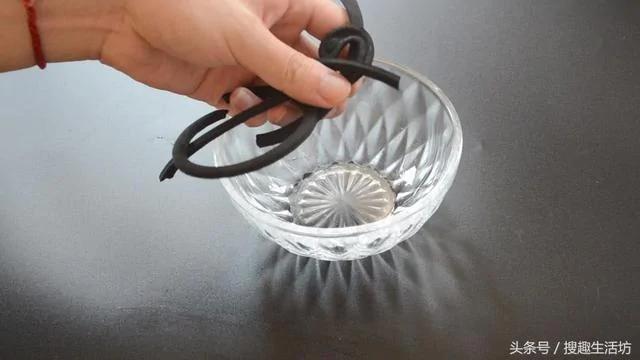 蚊香放在水里泡一泡 没想到作用这么大 解决了家家户户的困扰