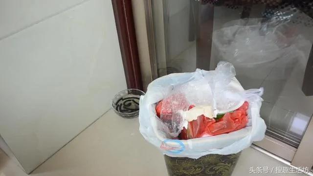 蚊香放在水里泡一泡 没想到作用这么大 解决了家家户户的困扰