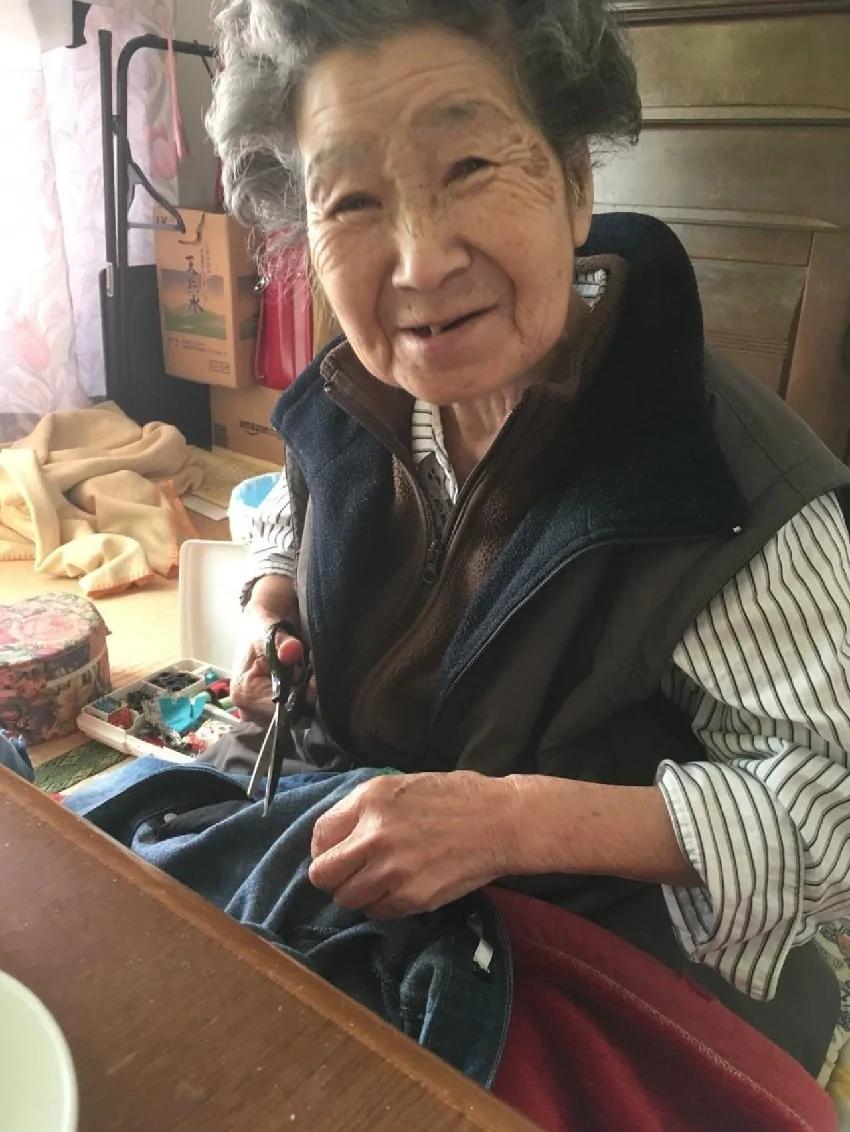 阿嬷心疼孙女「牛仔裤破洞」流泪补一整晚 一看成品发现「阿嬷其实也懂时尚」