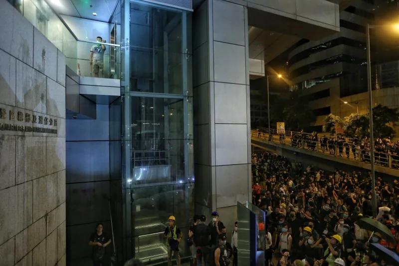 反送中:便衣港警煽動民眾遭識破 狂敲鐵門狼狽逃回警總 1 20190627115619679