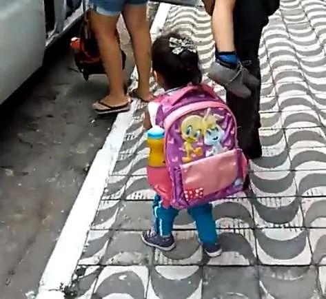 小女孩将爱犬塞书包 偷带去上学 爸爸当场抓包 她背起书包赶快走掉!
