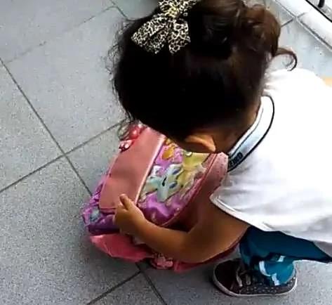 小女孩将爱犬塞书包 偷带去上学 爸爸当场抓包 她背起书包赶快走掉!