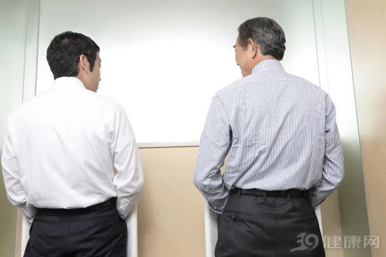 小便有一层泡沫 是得肾病吗?还有几个“冷门”原因