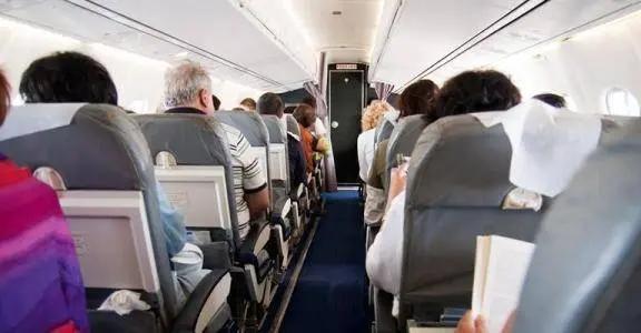 出国旅行搭飞机时 可以免费向空姐要的10样东西!