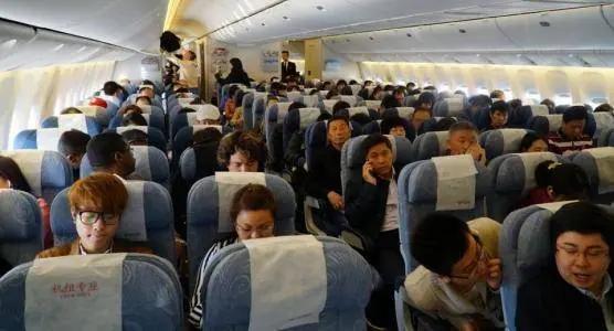 出国旅行搭飞机时 可以免费向空姐要的10样东西!