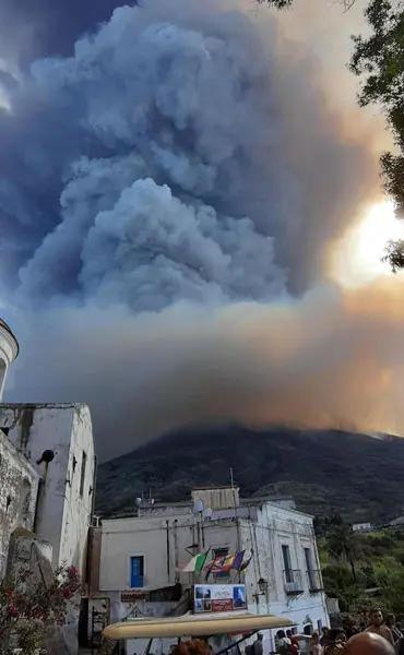 意大利斯特隆博利火山爆发 游客纷纷跳海躲避熔岩!
