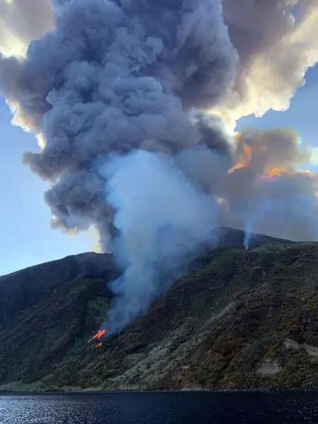 意大利斯特隆博利火山爆发 游客纷纷跳海躲避熔岩!