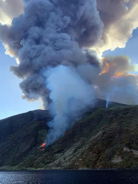 義大利斯特隆博利火山爆發遊客紛紛跳海躲避熔岩 阿波羅新聞網