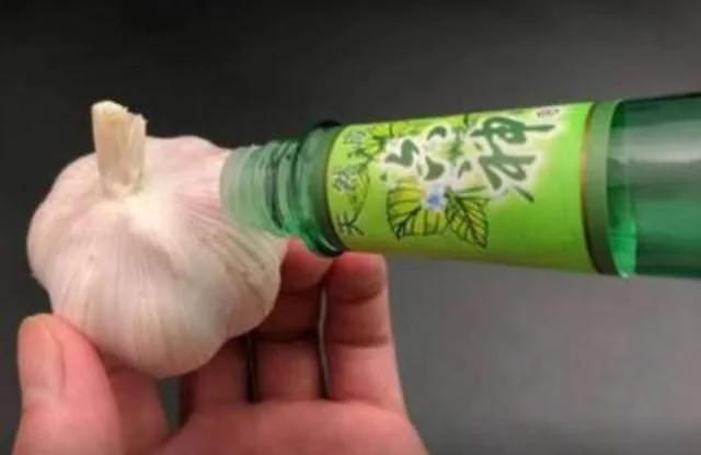 花露水滴一滴在大蒜上 原来这么厉害 太实用了 现在知道还不晚