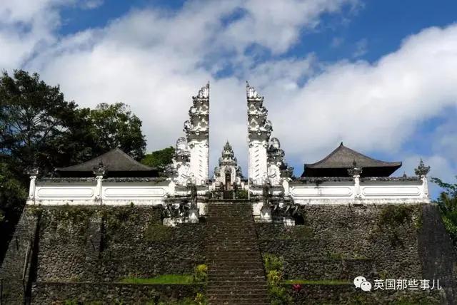 兴冲冲跑去巴厘岛网红景点"天堂之门"拍美照…结果被真相坑懵了