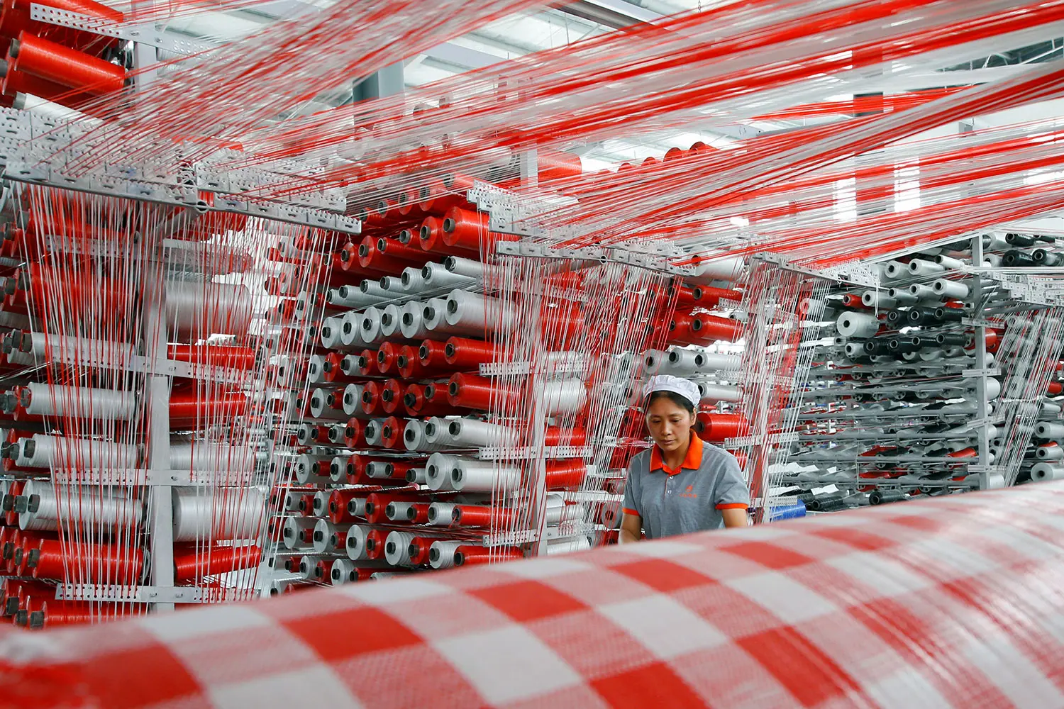 中国6月份工业生产者出厂价格（PPI）环比下降0.3%。图为2019年7月13日，一名工人在江苏省宿迁市一家生产塑料编织材料车间工作。（路透社）