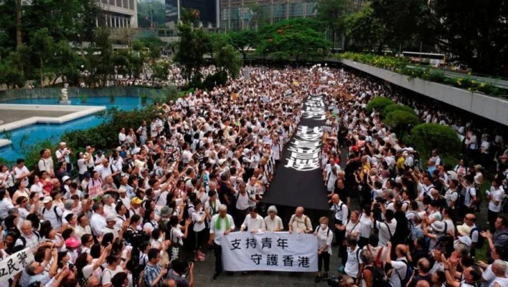 声援年轻人守卫香港 “银发族”静默游行 9000人参与