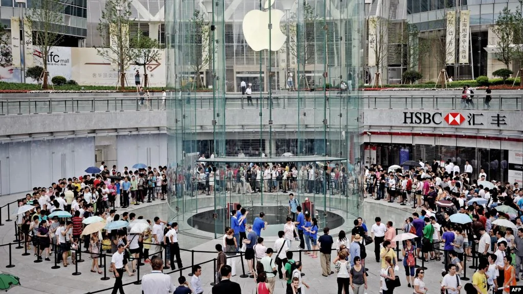 2010年7月10日顧客聚集在上海的新蘋果商店。蘋果在浦東金融區開設了在中國的第二家旗艦店。
