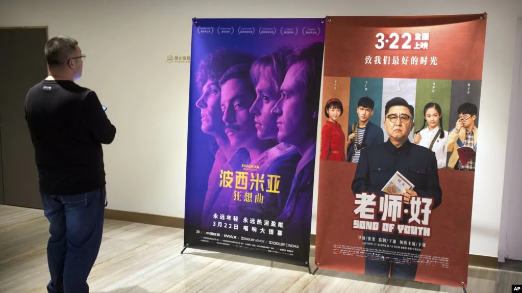 一名顾客在北京某影院观看《波西米亚狂想曲》的招贴广告。(2019年3月27日)