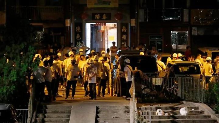 香港疑似黑社会组织暴打市民 引发国际媒体关注