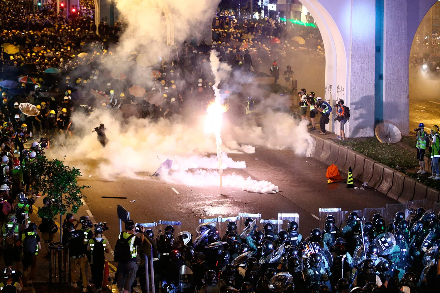 2019年7月21日，香港警察向反送中示威者喷射催泪瓦斯。（美联社）