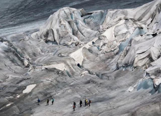 阿爾卑斯山兩萬平方米冰川面臨融化 瑞士居民給冰川蓋上被子