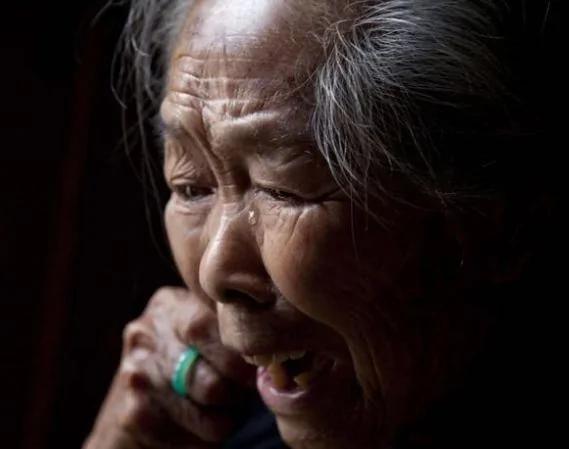 丈夫去世 妻子带着3岁儿子逛商场 儿子用手指着一个男人大喊爸爸!