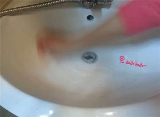 太棒了!30秒让发霉发黄洗手台亮晶晶 原来只要两滴「这个」