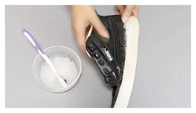 不管鞋子有多脏 不用一滴水 用这个方法可以擦得干干净净