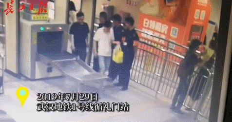 3岁萌娃在地铁站哭闹“较真” 网友却为她点赞!
