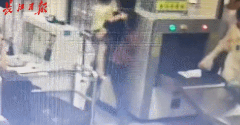 3岁萌娃在地铁站哭闹“较真” 网友却为她点赞!