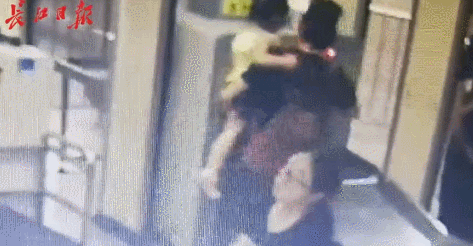 3岁萌娃在地铁站哭闹“较真” 网友却为她点赞!