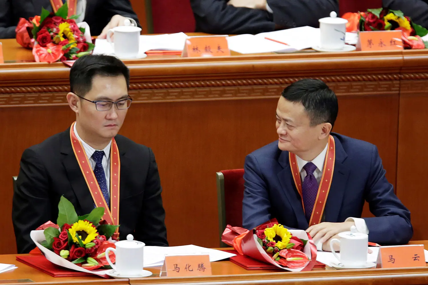 資料圖片：2018年12月18日，中共改革開放40周年慶祝大會上，阿里巴巴集團董事局主席馬雲（右），騰訊公司董事會主席兼行政總裁馬化騰。