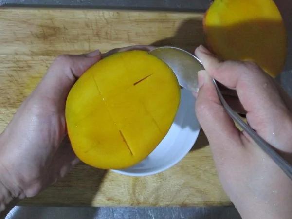 轻松取下芒果肉 一支汤匙就能搞定!