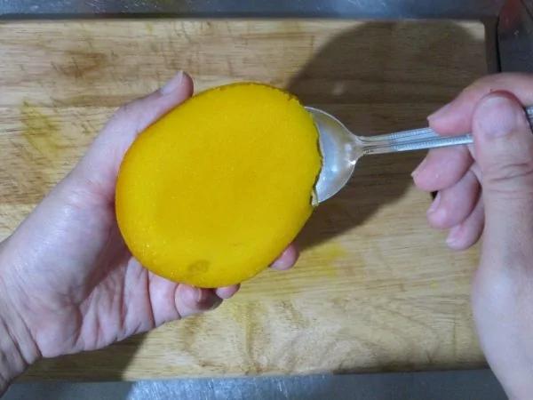 轻松取下芒果肉 一支汤匙就能搞定!