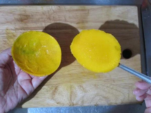 轻松取下芒果肉 一支汤匙就能搞定!