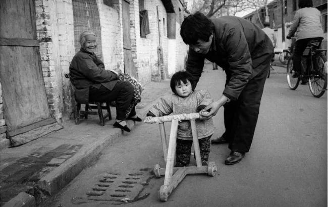中国印象:英国摄影师记录的1980年代光与影!