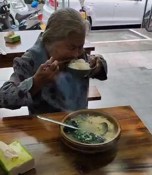 老奶奶進餐館只買一碗白飯！店主這個舉動獲點贊！