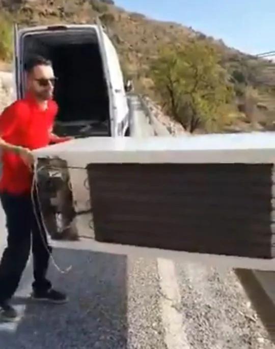 废冰箱丢山谷!墨镜男被罚下山捡回 员警全程紧盯「再给一记教训」下场超劝世