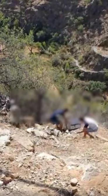 废冰箱丢山谷!墨镜男被罚下山捡回 员警全程紧盯「再给一记教训」下场超劝世