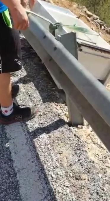 废冰箱丢山谷!墨镜男被罚下山捡回 员警全程紧盯「再给一记教训」下场超劝世