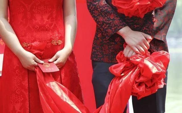 离婚三个月 前夫再婚 他邀请我参加婚礼 看到来宾我愣住了!