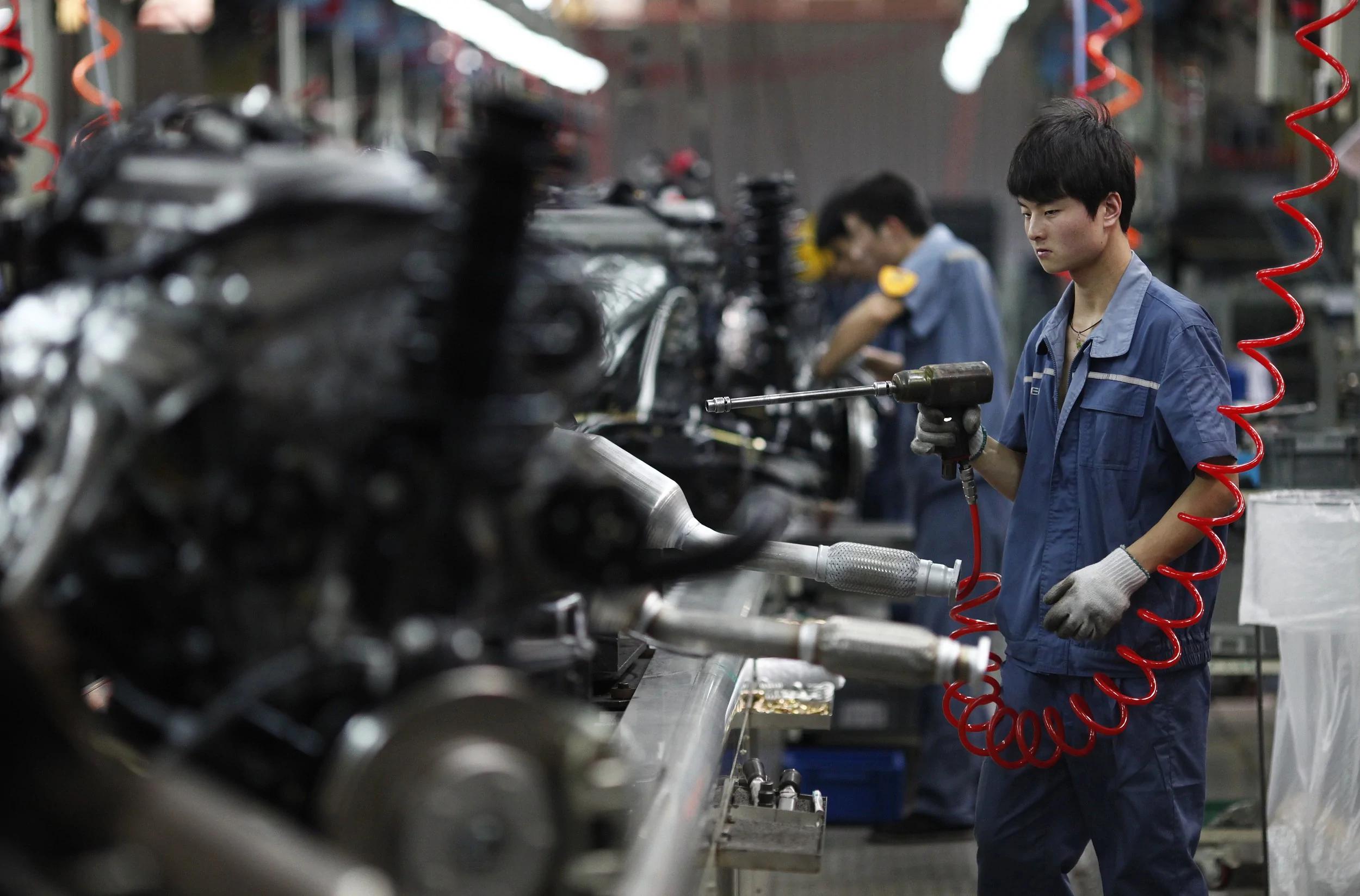 2012年6月21日，员工在浙江吉利汽车公司装配线上工作。（路透社）