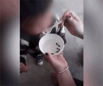 女子給孩子餵活蝌蚪的  吹水咖啡室
