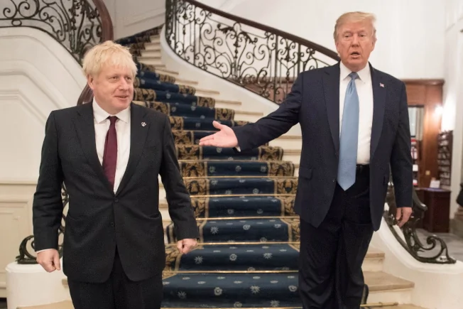 川普（右）28日推文大讚強生暫停英國國會的要求。圖為兩人在法國G7峰會舉行雙邊會談前，接受媒體訪問畫面。歐新社