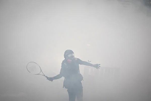 港抗议者以球拍回击催泪弹获赞高手在民间 阿波罗新闻网