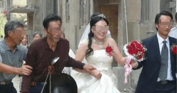 儿媳刚去世儿子就另娶 我赶去婚礼 看到新娘我恨不得没有生过儿子!