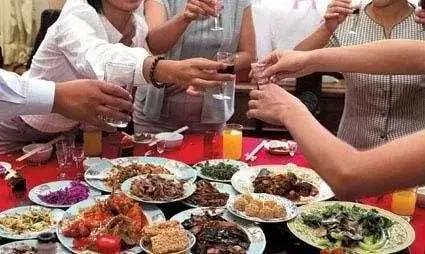 饭局上 有这几种表现的人 人品很差 最好远离
