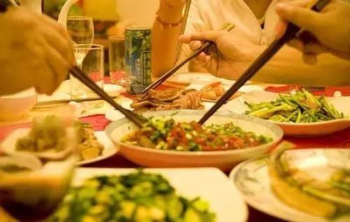 饭局上 有这几种表现的人 人品很差 最好远离