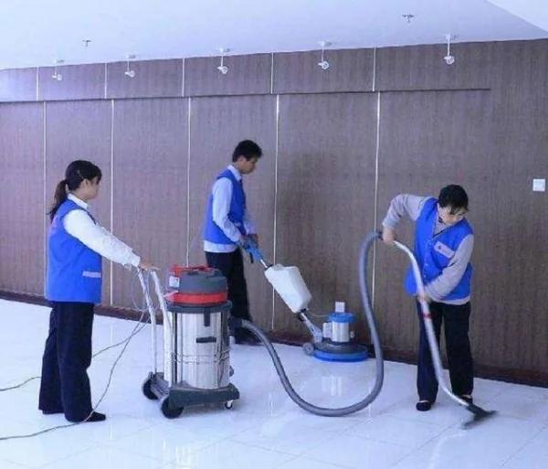 清洁女工捡到机票 及时送到机场 却被公司辞退 3周后惊喜来了!